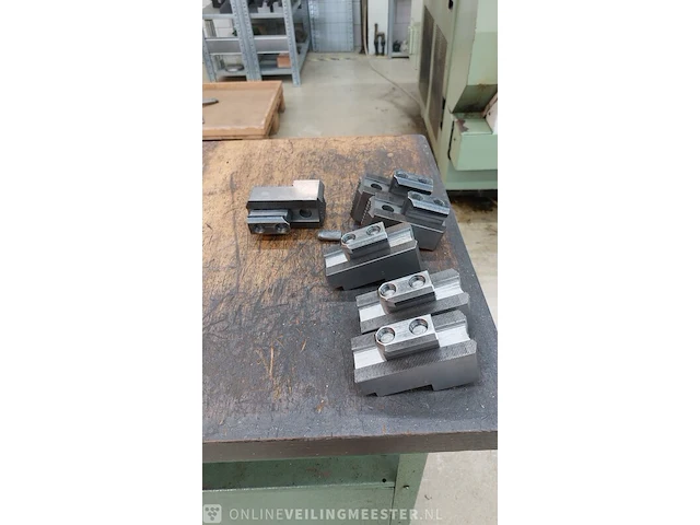 Werktafel met diverse metalen profielen - afbeelding 6 van  9