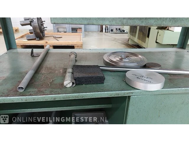 Werktafel met diverse metalen profielen - afbeelding 7 van  9