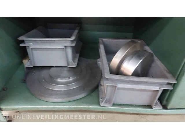 Werktafel met diverse metalen profielen - afbeelding 8 van  9