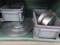 Werktafel met diverse metalen profielen - afbeelding 8 van  9