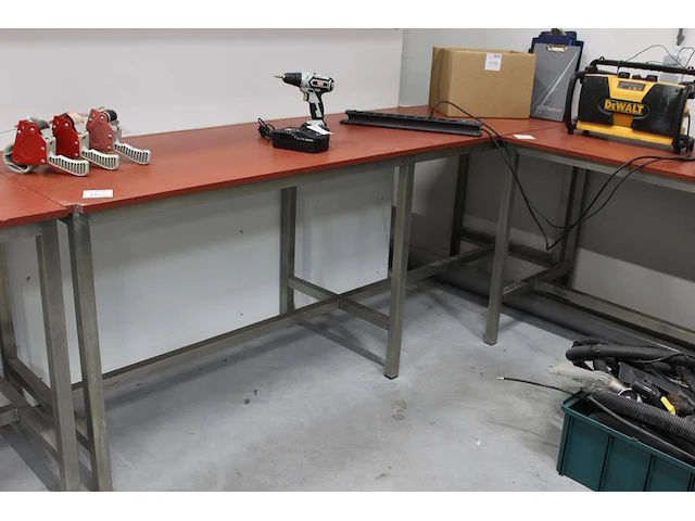 Werktafel met kunststof blad en rvs onderstel wijdeven & zn. afmeting 250 x 70 x 90 cm. let op: klein hoekj... - afbeelding 1 van  3