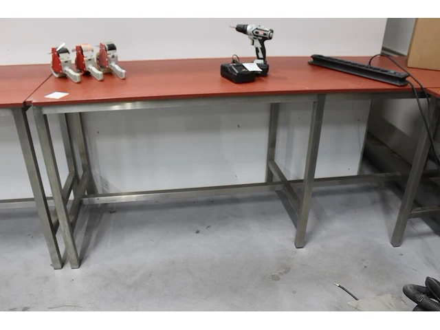 Werktafel met kunststof blad en rvs onderstel wijdeven & zn. afmeting 250 x 70 x 90 cm. let op: klein hoekj... - afbeelding 2 van  3