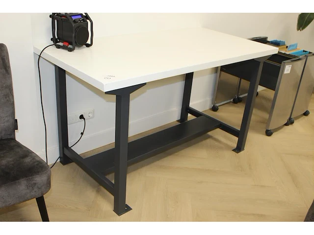 Werktafel met metalen onderstel. afmeting 155 x 76 x 86 cm. - afbeelding 1 van  2