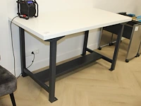 Werktafel met metalen onderstel. afmeting 155 x 76 x 86 cm. - afbeelding 1 van  2