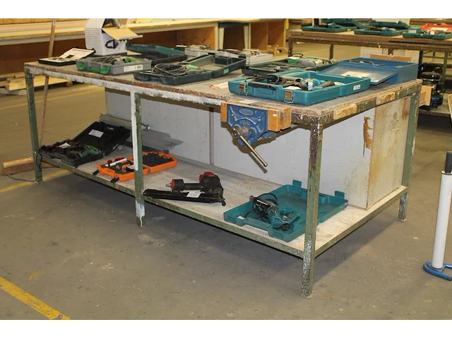 Werktafel met metalen onderstel, drie deuren, lade, verdeeldoos, onderplateau en bankschroef. afmeting 52 x... - afbeelding 1 van  2