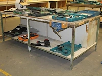 Werktafel met metalen onderstel, drie deuren, lade, verdeeldoos, onderplateau en bankschroef. afmeting 52 x... - afbeelding 1 van  2