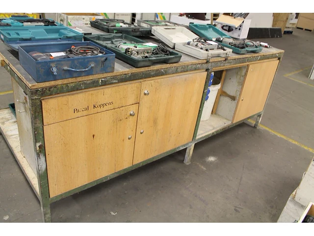 Werktafel met metalen onderstel, drie deuren, lade, verdeeldoos, onderplateau en bankschroef. afmeting 52 x... - afbeelding 2 van  2
