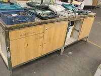 Werktafel met metalen onderstel, drie deuren, lade, verdeeldoos, onderplateau en bankschroef. afmeting 52 x... - afbeelding 2 van  2