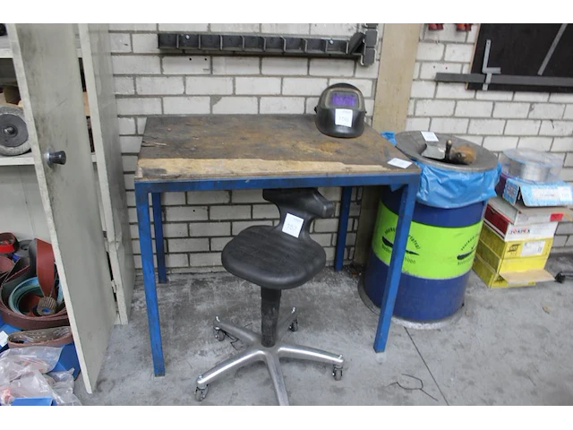 Werktafel met metalen onderstel en afmeting 100 x 77 x 88 cm. - afbeelding 1 van  2