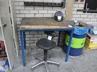 Werktafel met metalen onderstel en afmeting 100 x 77 x 88 cm. - afbeelding 1 van  2