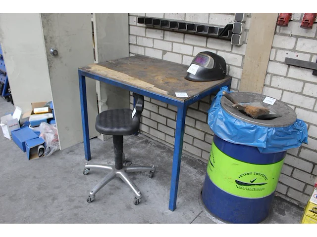 Werktafel met metalen onderstel en afmeting 100 x 77 x 88 cm. - afbeelding 2 van  2