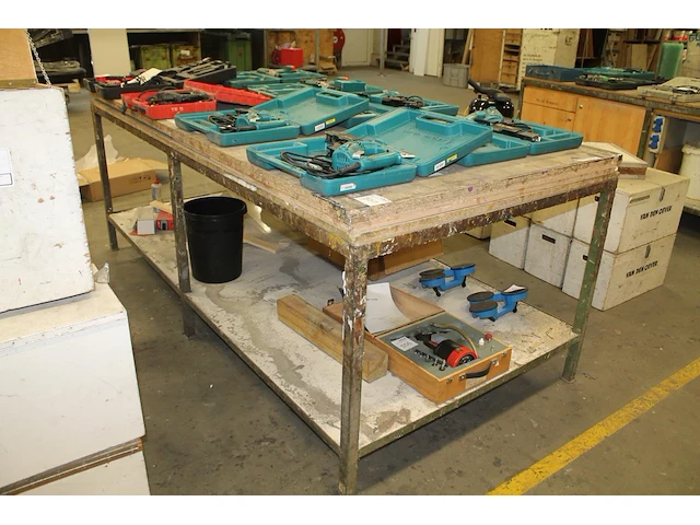 Werktafel met metalen onderstel en onderplateau. afmeting 252 x 123 x 94 cm. let op! exclusief genummerde p... - afbeelding 1 van  1