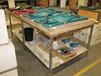 Werktafel met metalen onderstel en onderplateau. afmeting 252 x 123 x 94 cm. let op! exclusief genummerde p... - afbeelding 1 van  1