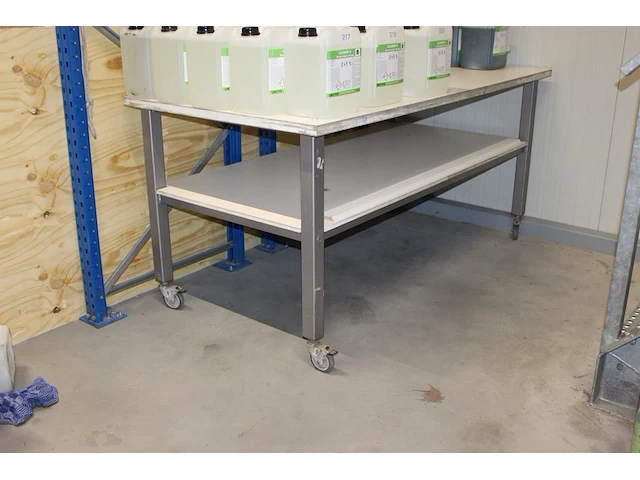 Werktafel met onderplateau. afmeting 200 x 100 x 94 cm. - afbeelding 1 van  2