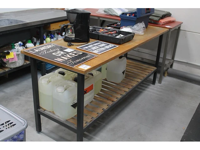 Werktafel met onderplateau. afmeting 200 x 70 x 90 cm. - afbeelding 1 van  1