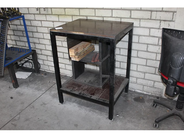 Werktafel met onderplateau. afmeting 70 x 60 x 95 cm. - afbeelding 1 van  2