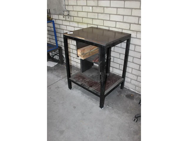 Werktafel met onderplateau. afmeting 70 x 60 x 95 cm. - afbeelding 2 van  2