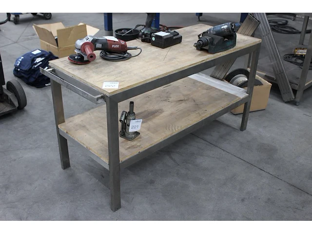 Werktafel met onderplateau en afmeting 130 x 53 x 71 cm. - afbeelding 1 van  2