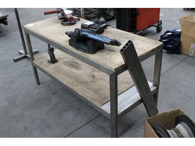 Werktafel met onderplateau en afmeting 130 x 53 x 71 cm. - afbeelding 2 van  2