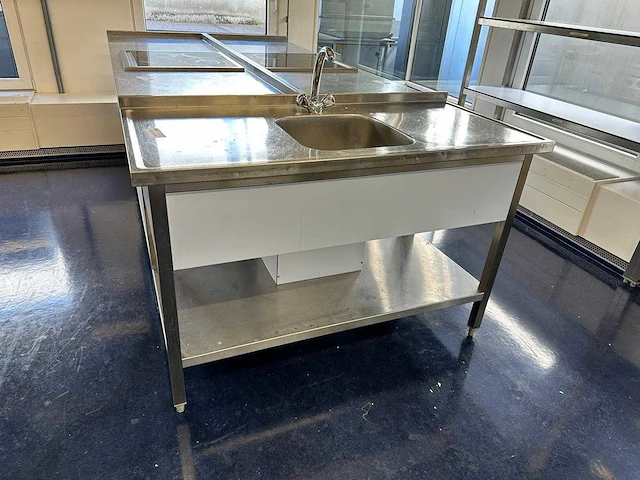 Werktafel met spoelkraan - afbeelding 1 van  2