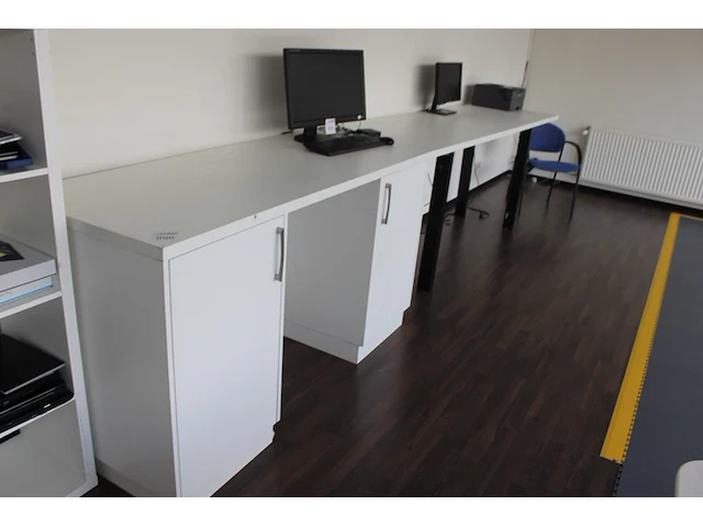 Werktafel met twee onderkasten afm. 175 x 70 x 95 cm - afbeelding 1 van  3