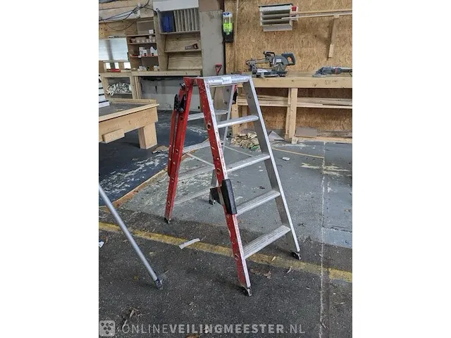 Werktrap 2x 4 treeds met bordes - afbeelding 1 van  4