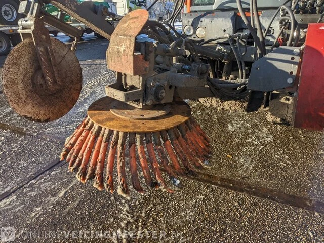 Werktuigendrager met kantensteker en borstel max holder, 212, bouwjaar 2015 - afbeelding 2 van  43