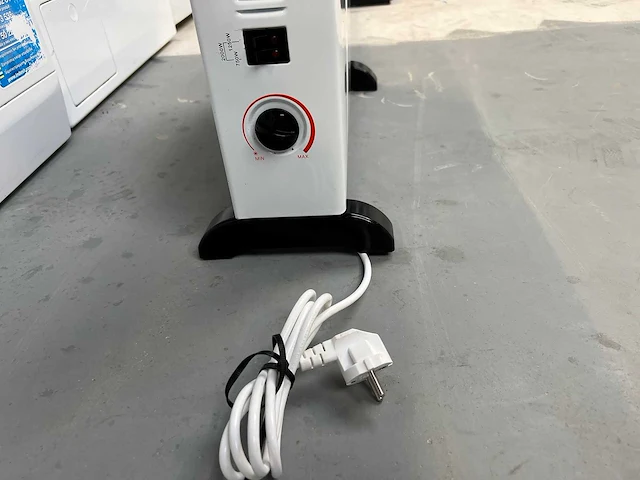 Whirlpool - whirlpool grijs koelkast + toyota naaimachine + el. heater convector - afbeelding 5 van  15
