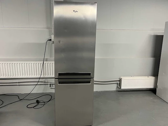 Whirlpool - whirlpool grijs koelkast + toyota naaimachine + el. heater convector - afbeelding 1 van  15