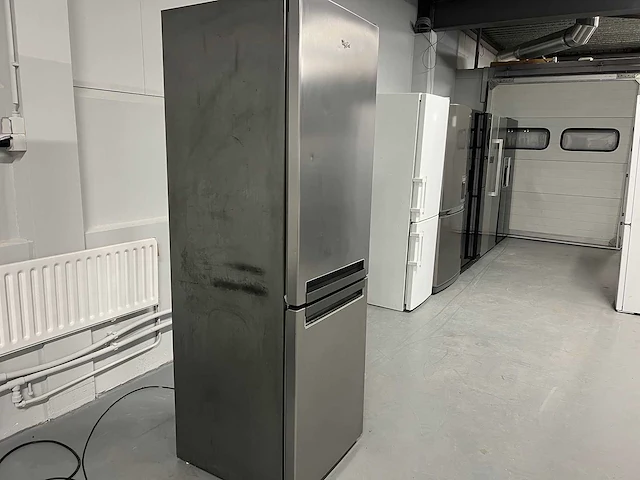 Whirlpool - whirlpool grijs koelkast + toyota naaimachine + el. heater convector - afbeelding 8 van  15