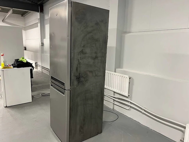 Whirlpool - whirlpool grijs koelkast + toyota naaimachine + el. heater convector - afbeelding 9 van  15