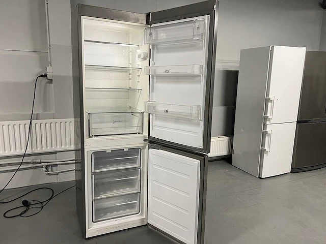 Whirlpool - whirlpool grijs koelkast + toyota naaimachine + el. heater convector - afbeelding 10 van  15