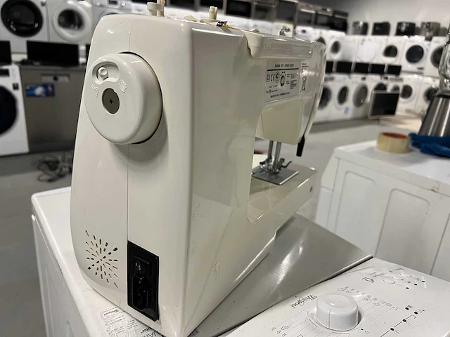 Whirlpool - whirlpool grijs koelkast + toyota naaimachine + el. heater convector - afbeelding 14 van  15