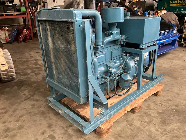 White / alternator 3 - generator set 36 kva - stroomgenerator - afbeelding 1 van  11