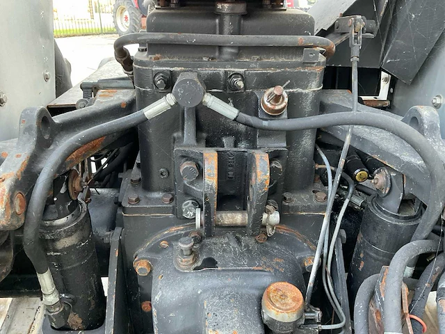 White field boss 2-105 oldtimer tractor - afbeelding 9 van  25