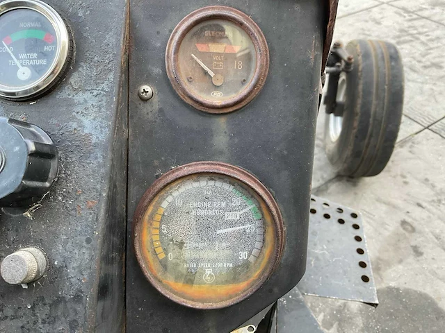 White field boss 2-105 oldtimer tractor - afbeelding 17 van  25