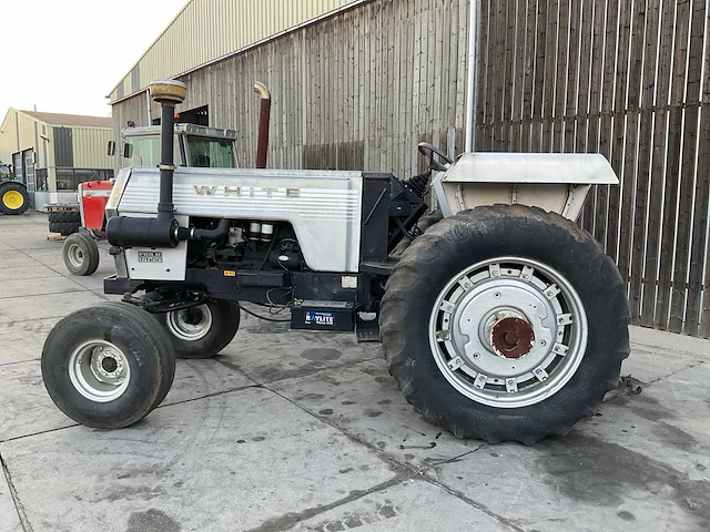White field boss 2-105 oldtimer tractor - afbeelding 24 van  25