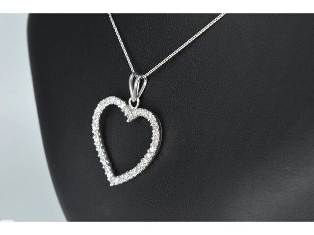 White gold heart-shaped pendant with diamond - afbeelding 1 van  4