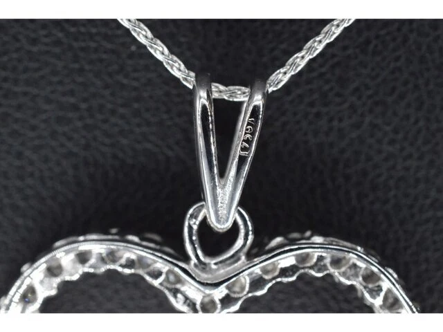 White gold heart-shaped pendant with diamond - afbeelding 2 van  4