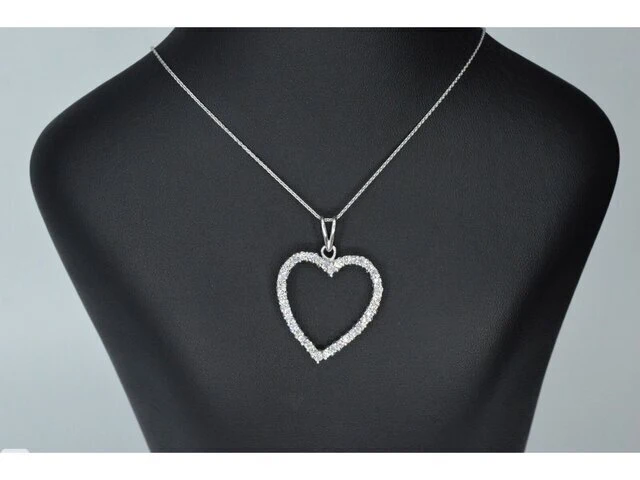 White gold heart-shaped pendant with diamond - afbeelding 4 van  4