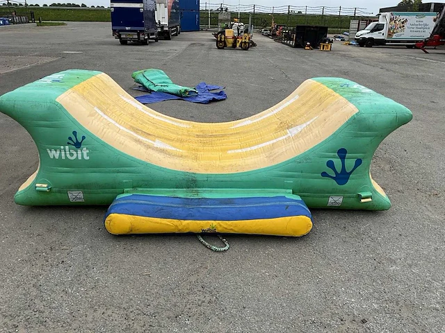 Wibit - halfpipe - aquapark speeltoestel (c) - afbeelding 2 van  9