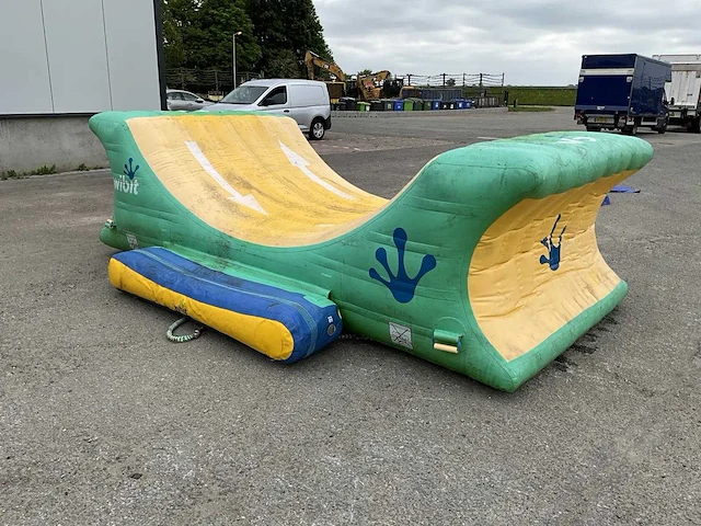 Wibit - halfpipe - aquapark speeltoestel (c) - afbeelding 3 van  9