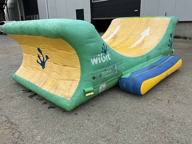 Wibit - halfpipe - aquapark speeltoestel (c) - afbeelding 4 van  9