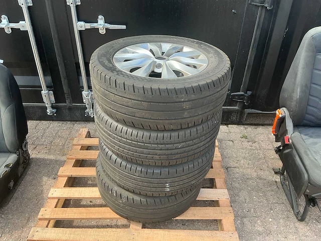 Wiel 215/60r16 (4x) - afbeelding 1 van  4