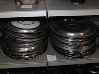 Wieldoppen mercedes benz in diverse maten uitvoeringen. totaal ca. 35 stuks op twee schappen