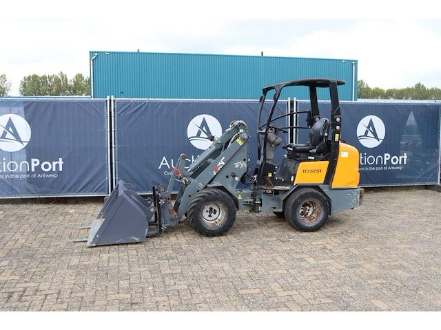 Wiellader giant d332st diesel 33pk - afbeelding 1 van  1