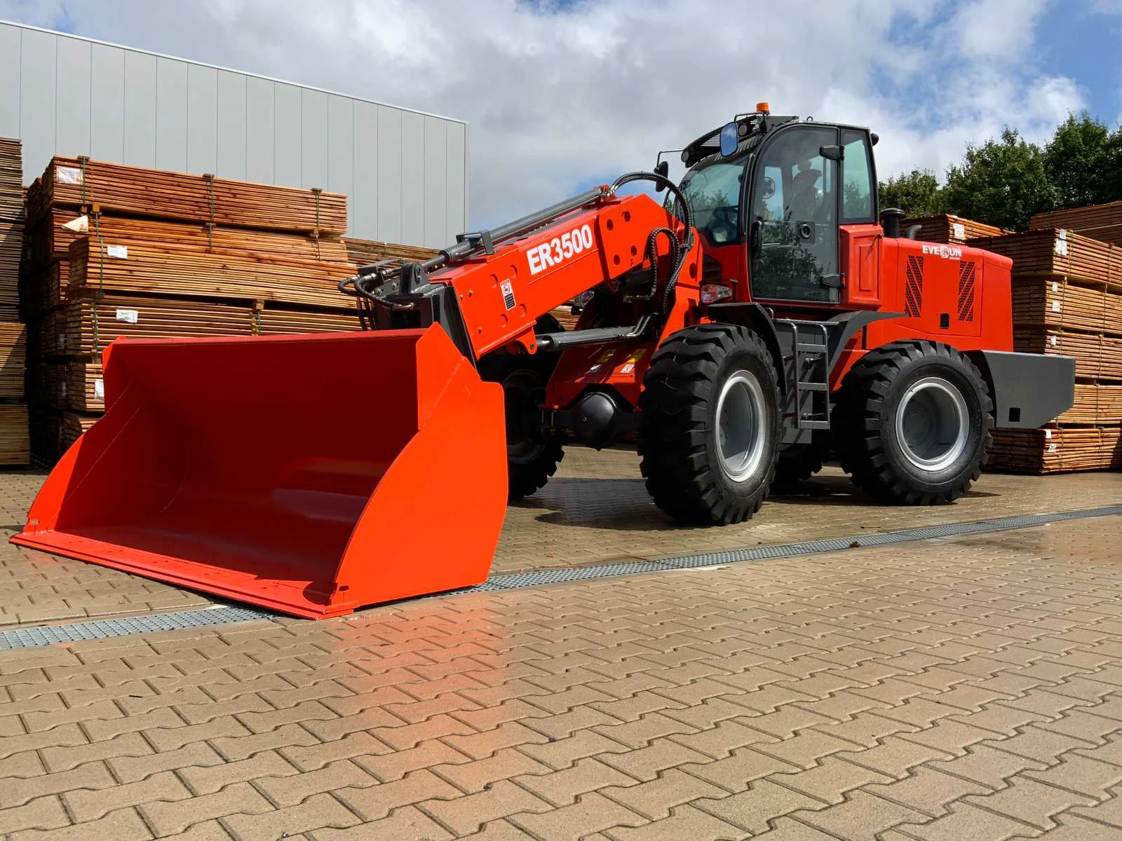 Wielladers, osb, stellingen, machines en zakelijke goederen
