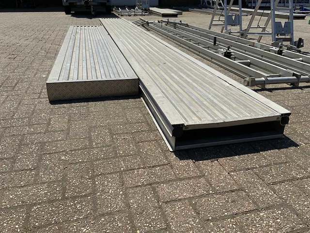 Wienese aluminium gevel/optreksteiger - afbeelding 2 van  12