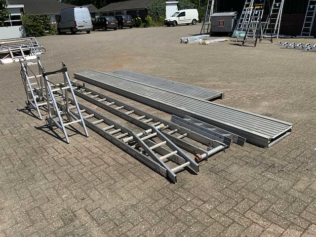 Wienese aluminium gevel/optreksteiger - afbeelding 5 van  12