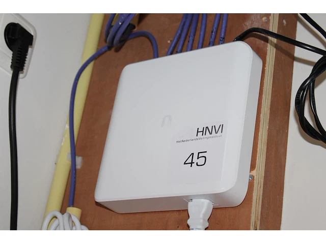 Wifiversterker unifi met verdeler network light 16 poe. - afbeelding 1 van  2